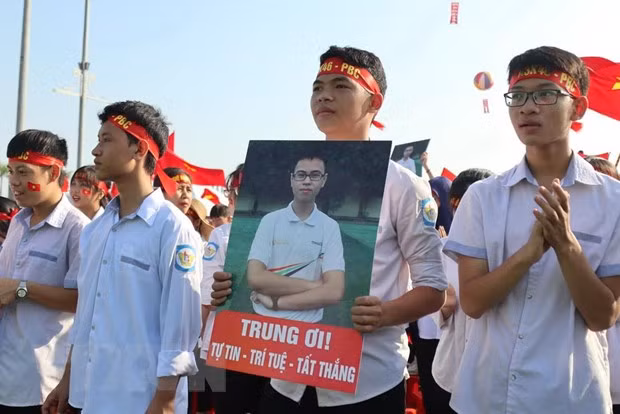 Hàng nghìn cổ động viên cổ vũ cho em Trần Thế Trung. (Ảnh: Bích Huệ/TTXVN)