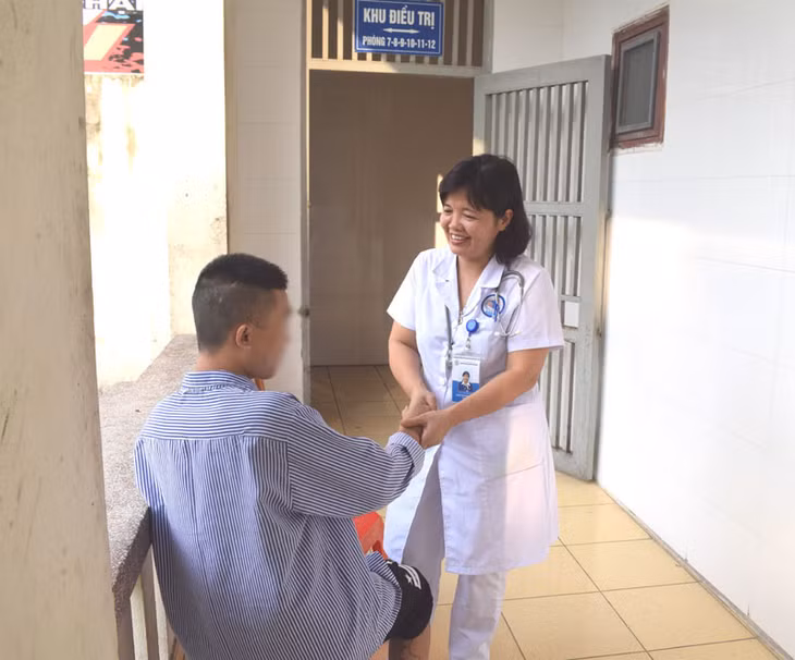 Bác sĩ Thủy luôn thường trực nụ cười trên môi để xoa dịu sự căng thẳng trong tâm trí người bệnh và người nhà của họ