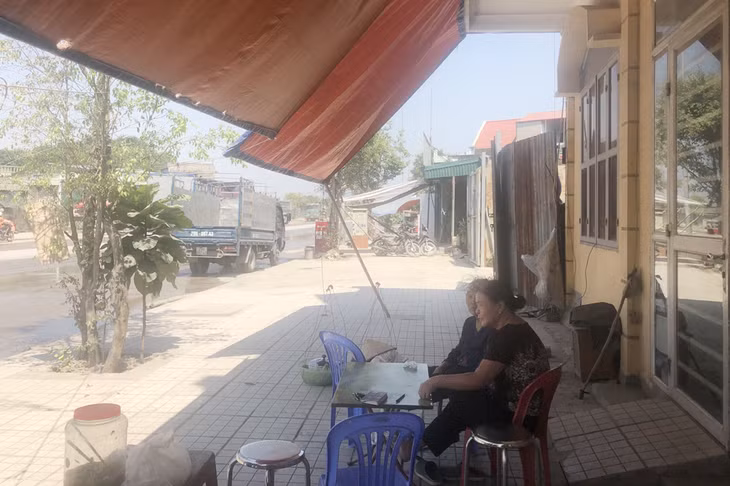 Ngôi nhà của Bà Bà Nguyễn Thị Mận, khu 5, phường Hà Khánh (TP Hạ Long) luôn đóng kín cửa vì bụi