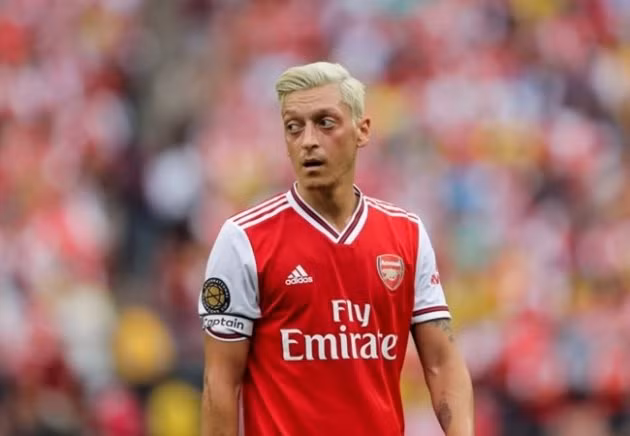  Ozil sẽ ở lại sân Emirates.