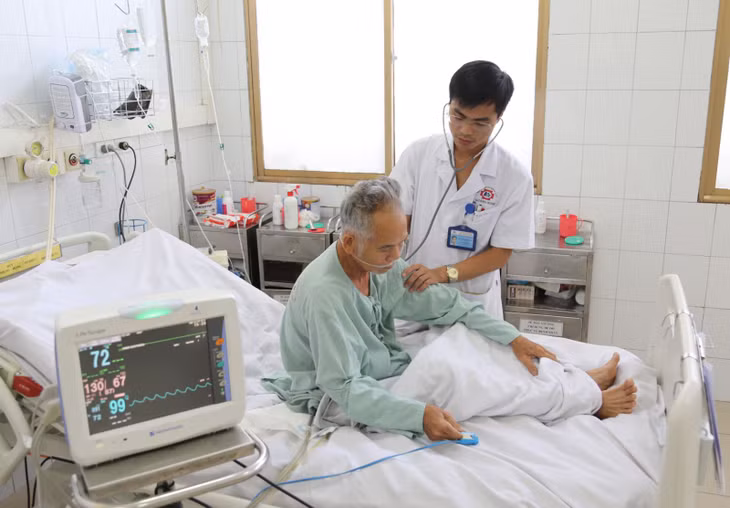 Bác sĩ Bệnh viện Đa khoa tỉnh thăm khám cho bệnh nhân Nguyễn Minh H..