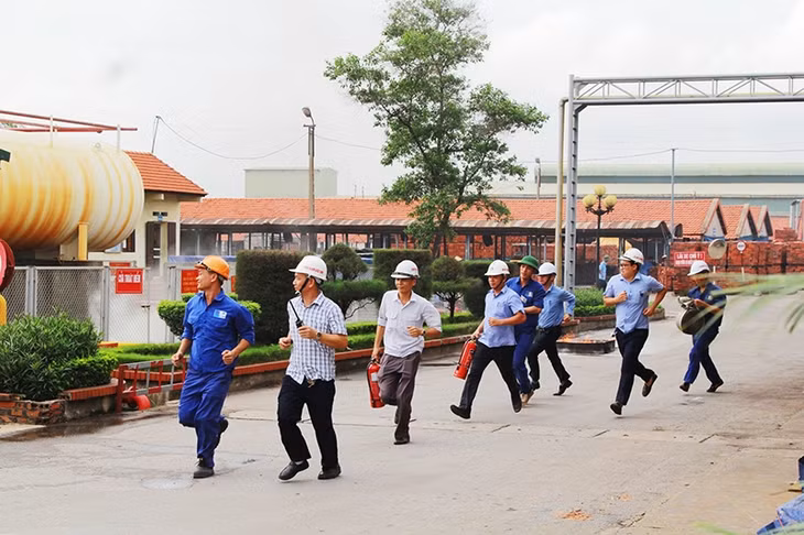 Diễn tập PCCC Các lực lượng phối hợp chữa cháy và cứu người bị nạn theo tình huống giả định.