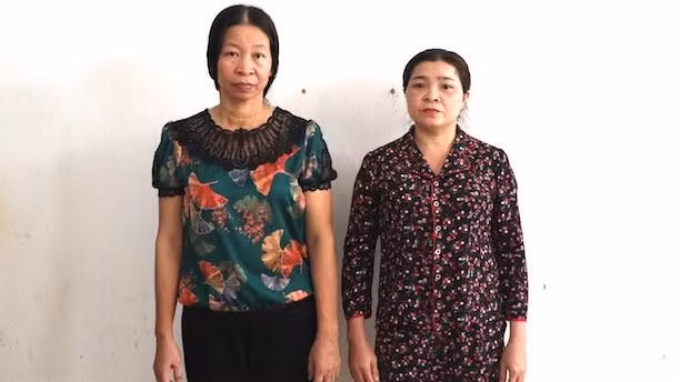  Lê Thị Yến và Nguyễn Thị Linh tại cơ quan điều tra. (Ảnh: CAHT)