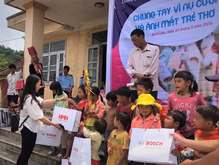 Đoàn từ thiện Tổ nữ công của Công đoàn Chi cục Hải quan cửa khẩu Hoành Mô và Hội tình nguyện viên Hạ Long trao quà cho em nhỏ thôn Phật Chỉ, xã Đồng Văn, huyện Bình Liêu.