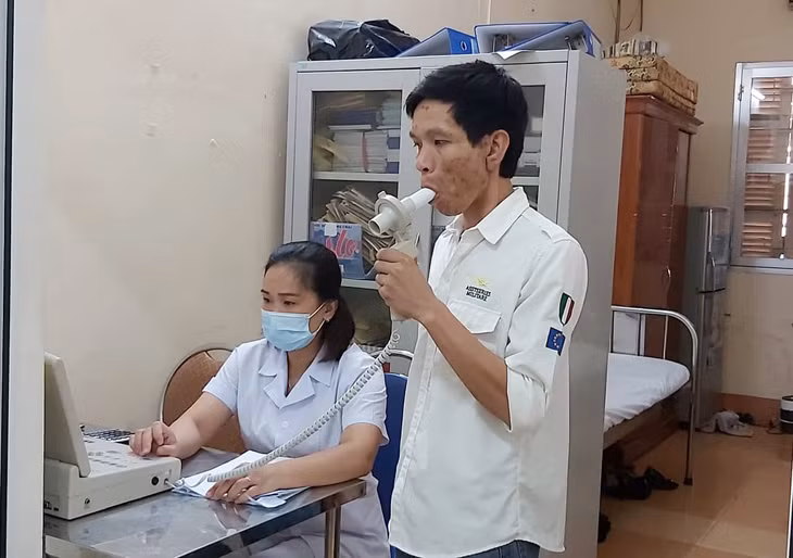 Bác sĩ Trung tâm kiểm soát bệnh tật tỉnh khám bệnh nghề nghiệp cho công nhân. 