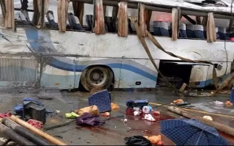 Một vụ tai nạn xe bus thảm khốc ở Trung Quốc. Ảnh: CCTV.