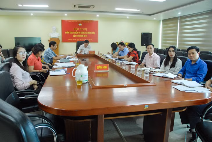 Các đại biểu tham dự hội nghị trực tuyến đại điểm cầu Quảng Ninh.