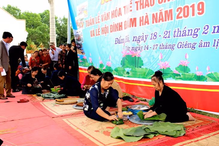 NCT thi gói bánh tại Lễ hội đình Đàm Hà 2019