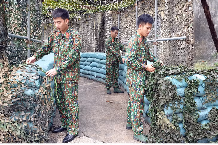 Cán bộ, chiến sĩ Ban CHQS thành phố Cẩm Phả tích cực làm làm mọi công tác chuẩn bị tại sử chi huy diễn tập