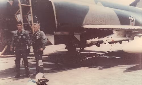 Hubert Buhanan (trái) và thiếu tá John Robertson (phải) đứng trước chiếc F-4C-20-MC số hiệu 63-7643 tại căn cứ không quân Ubon, Thái Lan ngày 15/9/1966. Ảnh: US Air Force.