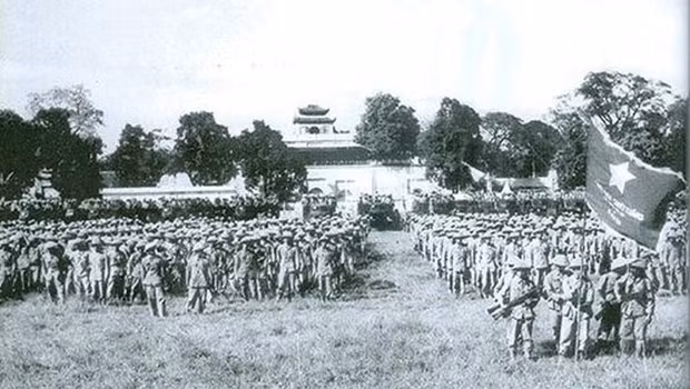 Lễ chào cờ chiều 10/10/1954 tại sân Đoan Môn (Hoàng thành Thăng Long) do Ủy ban Quân chính thành phố tổ chức.