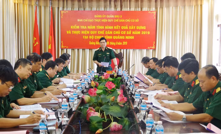 Thiếu tướng Bùi Công Chức, Phó Chính ủy, Trưởng Ban Chỉ đạo Quy chế dân chủ Quân khu 3, phát biểu tại buổi kiểm tra.