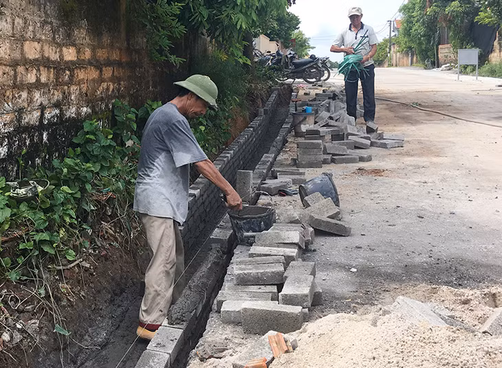 Người dân tự nguyện đóng góp ngày công mở rộng tuyến đường thôn Khê Thượng, xã Việt Dân, TX Đông Triều