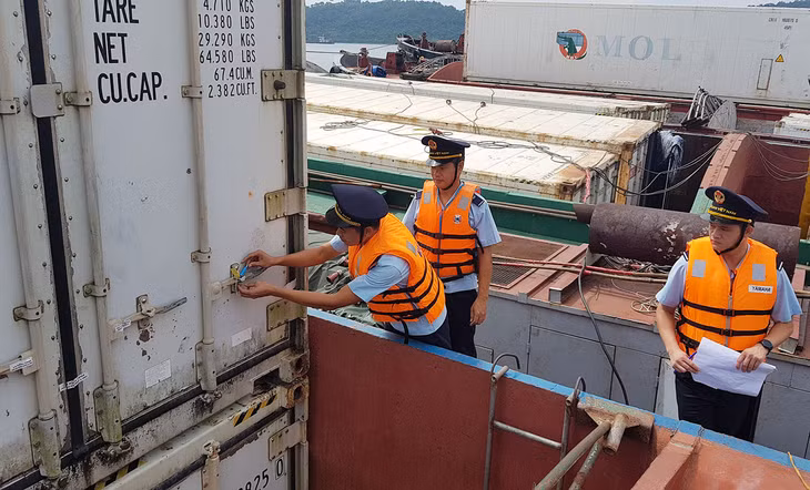 CBCC Chi cục Hải quan Cửa khẩu Cảng Vạn Gia kiểm tra niêm phong hàng hóa tại Cảng Vạn Gia.