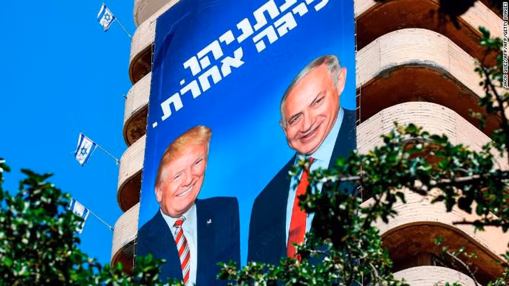 Một tấm banner bầu cử khổng lồ của đảng Likud của Thủ tướng Netanyahu được treo trước một tòa nhà tại Tel Aviv, Israel. Ảnh: CNN