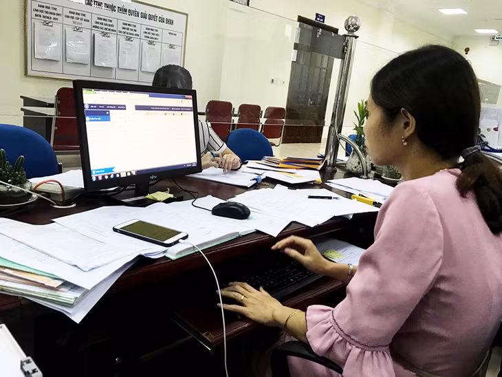 Nhân viên BHXH tỉnh thực hiện các thao tác trên ứng dụng phần mềm quản lý văn bản.