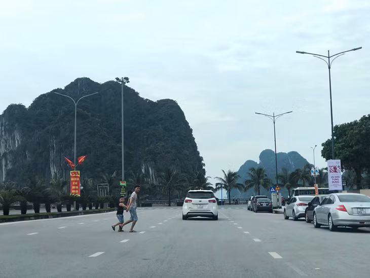 Qua đường không đúng vạch quy định.