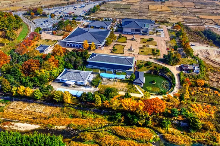  Bảo tàng Quốc gia Gyeongju Đây là nơi bảo tồn, trưng bày khoảng 3.000 di vật và di tích Phật giáo của vương triều Silla được tìm thấy tại thành phố Gyeongju, trong đó nổi bật nhất là chiếc chuông thần của vua Seongdeok (báu vật quốc gia số 29). Du khách đến đây còn có dịp chiêm ngưỡng các di vật được xếp theo từng chủ đề khác nhau gồm. Ngoài ra, Bảo tàng Quốc gia Gyeongju cũng cho trưng bày nhiều kiệt tác văn hóa đến từ một số nước châu Á. Bảo tàng miễn phí vé vào cửa. Ảnh: Busan Drone.