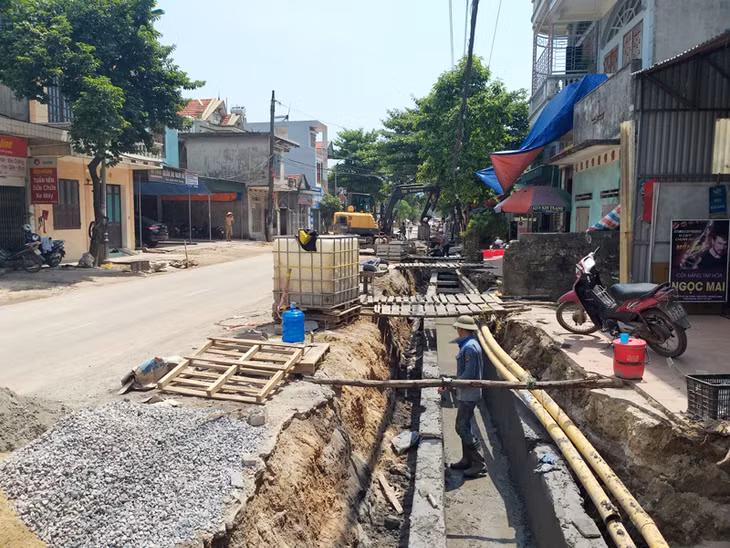 Hệ thống giao thông từ trung tâm huyện xuống xã Hạ Long đang được đầu tư nâng cấp