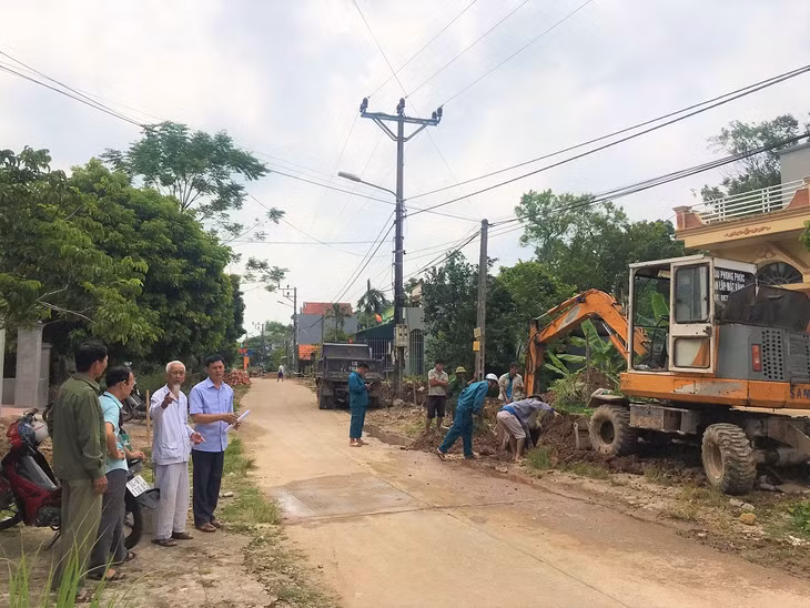 Người dân tích cực tham gia giám sát tiến độ thi công đoạn đường này. 