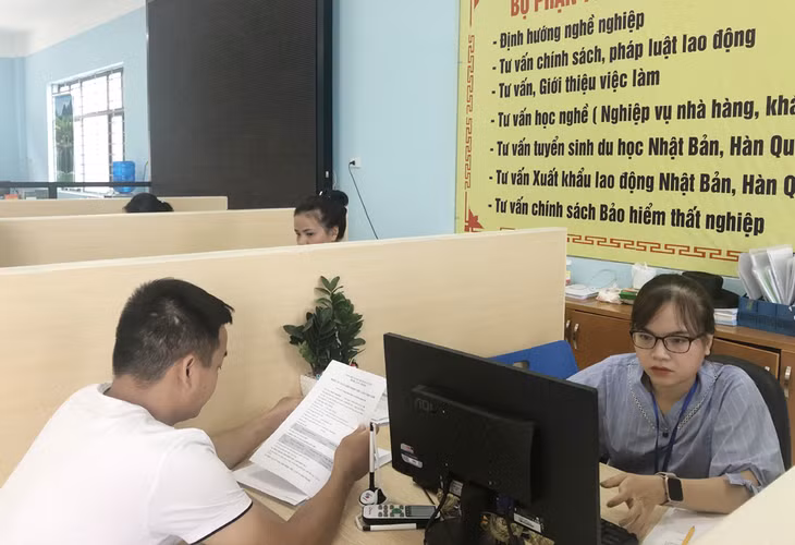 Cán bộ Trung tâm Dịch vụ việc làm tỉnh tư vấn giới thiêu việc làm cho người lao động.