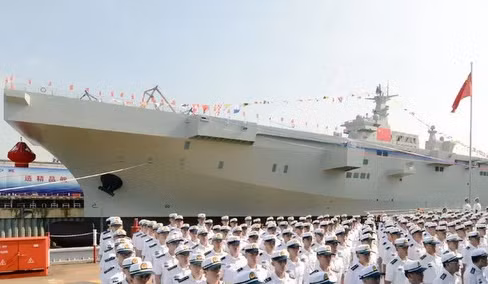Chiếc Type-075 trong lễ hạ thủy hôm 25/9. Ảnh: PLA Daily.