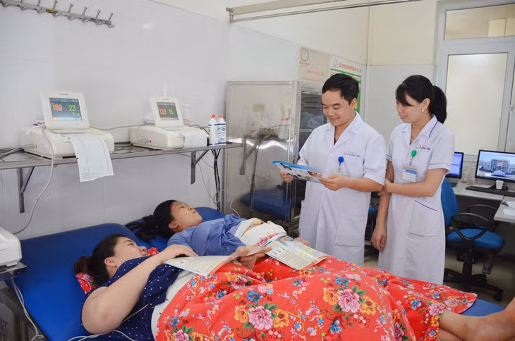 Các y bác sĩ tư vấn cho người bệnh các phương pháp điều trị