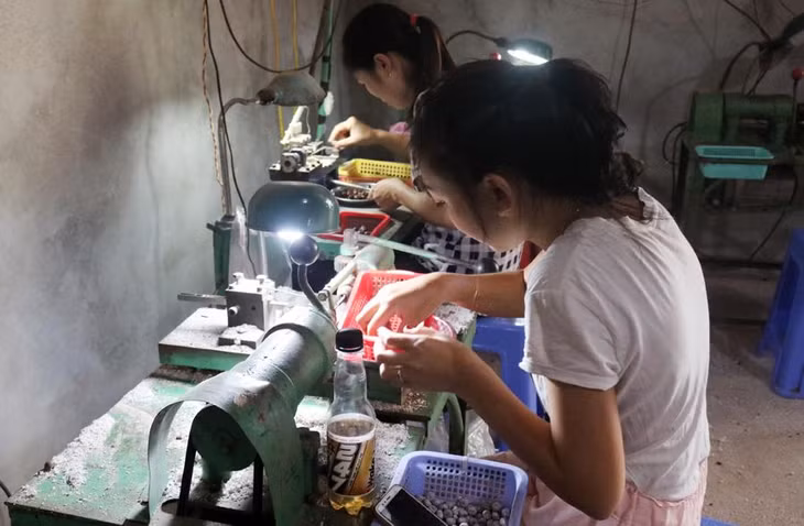 Cơ sở sản xuất vòng mỹ nghệ từ hạt mây của anh Chìu Vằn Hiếng (xã Quảng Sơn, huyện Hải Hà) tạo việc làm và thu nhập ổn định cho nhiều người dân trong xã.