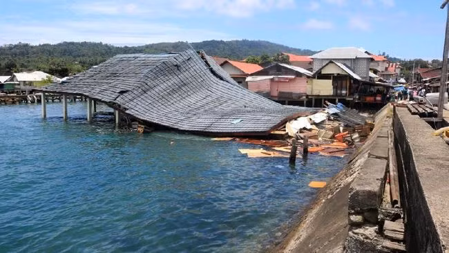Trận động đất phá huỷ nhiều ngôi nhà và công trình tại Maluku. (Ảnh: CNN)
