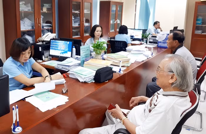 Người dân đến giải quyết thủ tục chính sách BHXH tại Trung tâm HCC TP Hạ Long.
