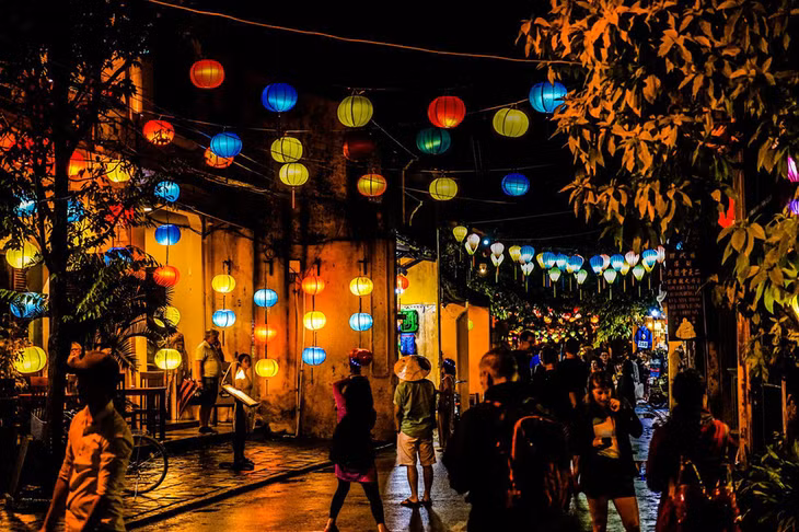 Ngắm đèn lồng ở Hội An - Ảnh: Lonely Planet