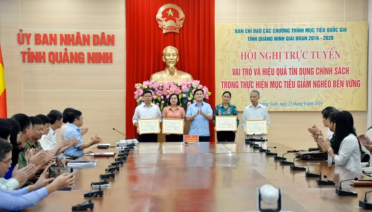 Đồng chí Bùi Văn Khắng, Phó Chủ tịch UBND tỉnh trao tặng giấy khen cho 4 tập thể, cá nhân.