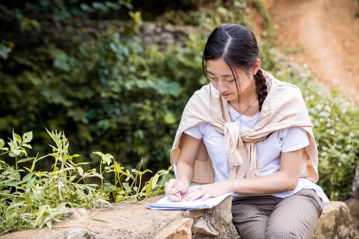 Lương Thùy Linh viết thư tay chia sẻ tâm tư kêu gọi cộng đồng chung tay thực hiện dự án.