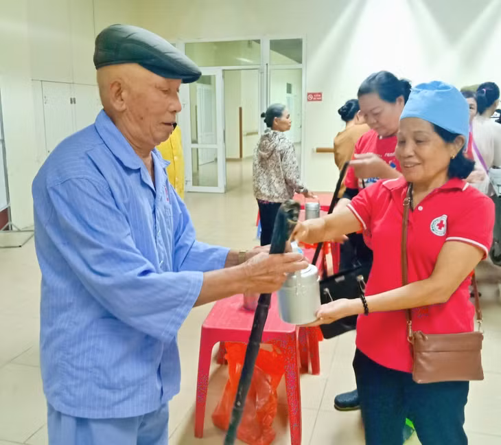 đến nay, túi nilon và cốc nhựa dùng một lần đã được thay thế hoàn toàn bằng cặp lồng đựng cháo đảm bảo vệ sinh và sử dụng lâu dài