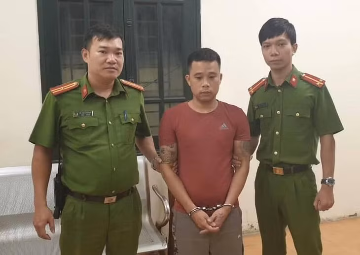 Đối tượng Nguyễn Tiến Mạnh được đưa về Công an phường Gia Thụy để đấu tranh, làm rõ.