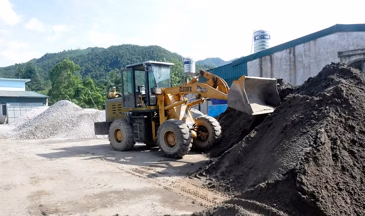 Tại thời điểm kiểm tra phát hiện ở điểm kinh doanh này có gần 1.000m3 cát, sỏi (ngày 3/9).