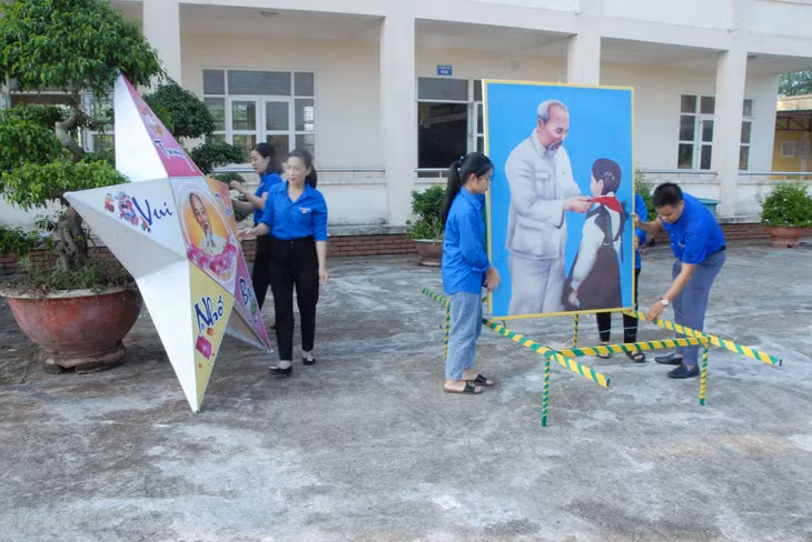 Đoàn Thanh niên xã Quảng Lợi (huyện Đầm Hà) hỗ trợ thôn Trung Sơn trang trí đèn ông sao, rước ảnh Bác Hồ.