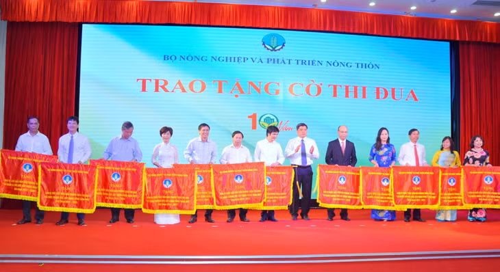 Bộ Nông nghiệp và Phát triển nông thôn trao cờ lưu niệm 