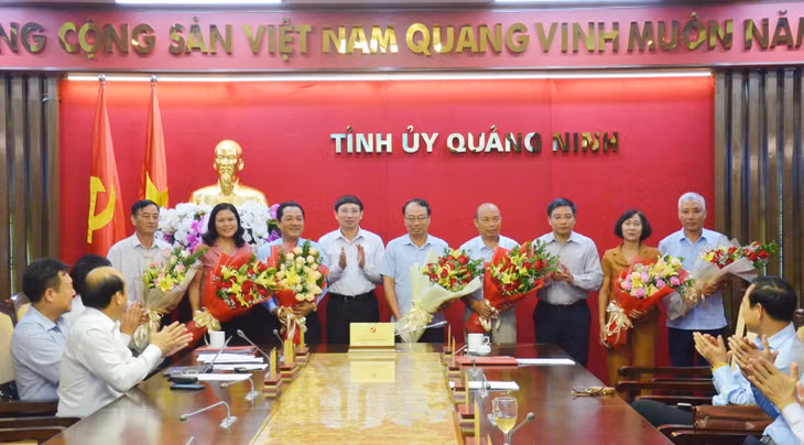 Các đồng chí lãnh đạo tỉnh tặng hoa chúc mừng các đồng chí cán bộ thuộc diện Ban Thường vụ Tỉnh ủy quản lý đã nghỉ hưu.