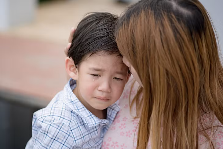 Bố mẹ không nên vội vàng can thiệp khi con gặp khó khăn. (Ảnh: Psycom)