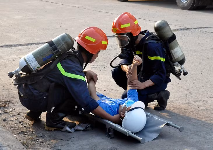 Nhiều người dân bị mắc kẹt trong chung cư được lực lượng PCCC Công an TP Câm Phả cứu và di chuyển đến nơi an toàn.