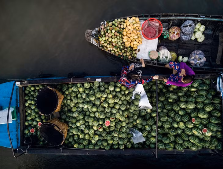 Những ghe bán hàng trên sông ở chợ nổi Phong Điền, Cần Thơ. Ảnh: Carlos Antunes.