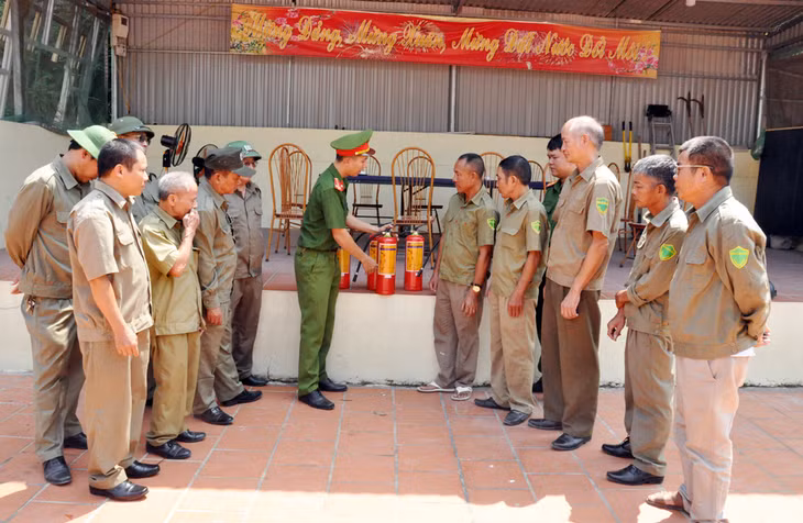 Đội Dân phòng khu phố 4 phường Giếng Đáy tham gia tập huấn công tác PCCC tại khu dân cư.