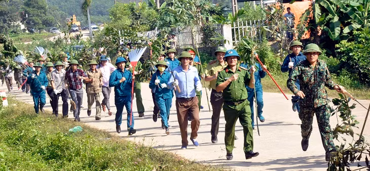 Lực lượng tại chỗ phường Mông Dương thực hiện chữa cháy rừng tình huống1.