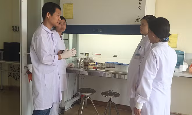 Tiến sĩ Trung hướng dẫn các bác sĩ bệnh viện tuyến dưới xét nghiệm vi khuẩn Whitmore. Ảnh: T.T