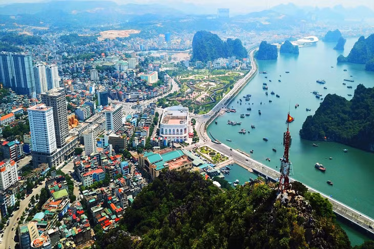 Du lịch Hạ Long phát triển vượt bậc trong vài năm trở lại đây.
