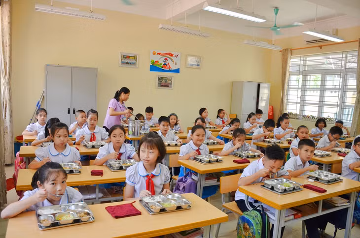 Bữa ăn bán trú của học sinh Trường Tiểu học Thái Bình, TP Cẩm Phả)