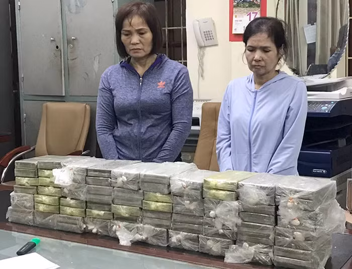  Nghi phạm và tang vật tại Cục Cảnh sát điều tra tội phạm về ma túy. Ảnh: Phương Ngọc