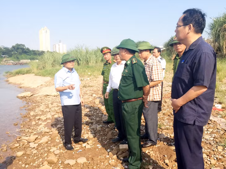 Đồng chí Phó Chủ tịch UBND tỉnh kiểm tra tại khu vực bến Công Binh, thuộc khu vực quản lý của Trạm kiểm soát biên phòng km1, Đồn Biên phòng Cửa khẩu Quốc tế Móng Cái.
