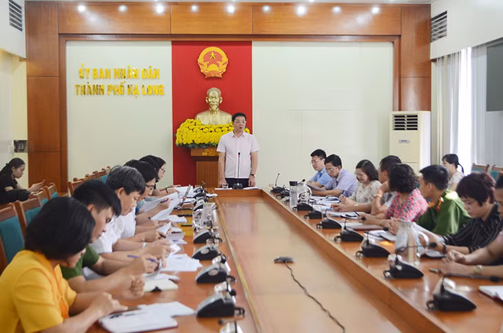 Đồng chí Nguyễn Văn Hồi, Phó Chủ tịch HĐND tỉnh, phát biểu tại cuộc họp.